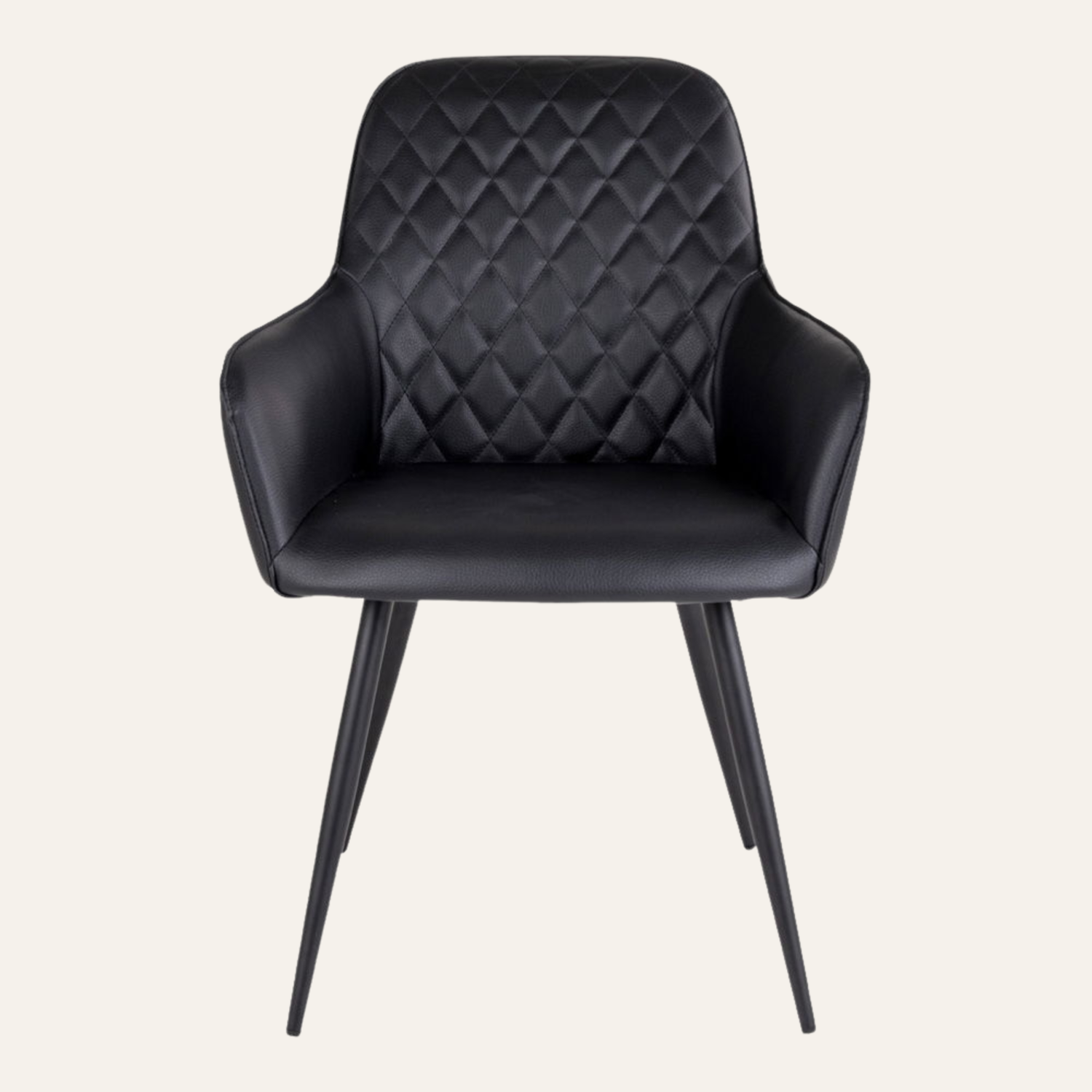 Vooraanzicht van de zwarte House Nordic Harbo eetkamerstoel – PU-leren stoel met ruitpatroon en zwarte metalen poten. Met een beige achtergrond.