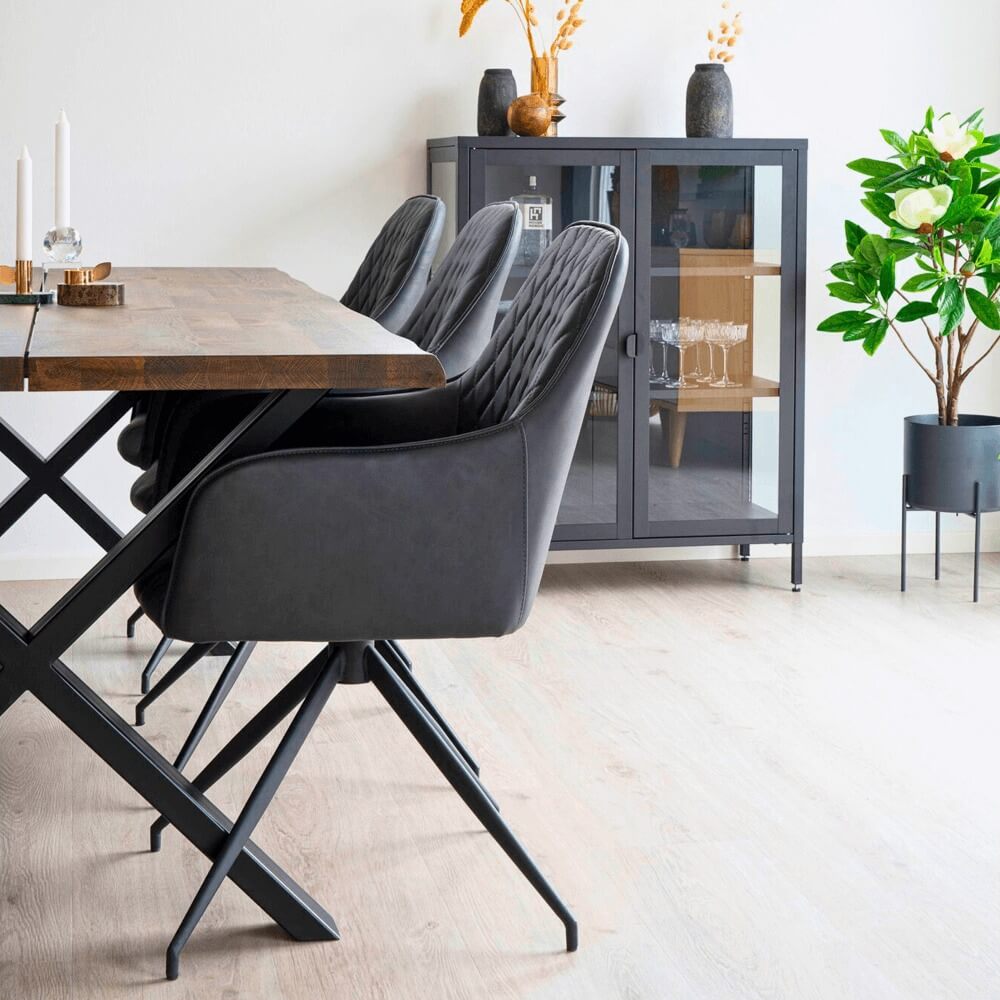 Close-up van donkergrijze House Nordic Harbo eetkamerstoelen in PU-leer rond een houten eettafel met Scandinavisch design.