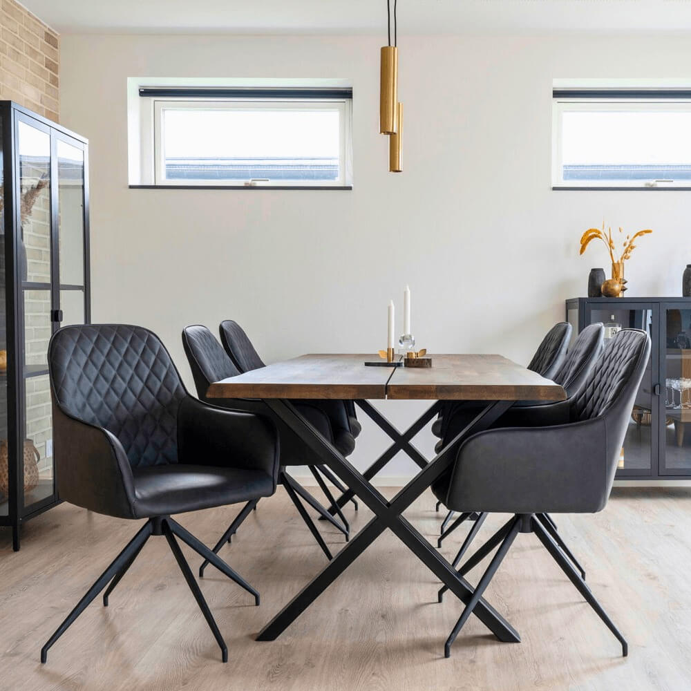 Donkergrijze House Nordic Harbo eetkamerstoelen rond een houten eettafel in een modern Scandinavisch interieur met lichte muren en gouden accenten.