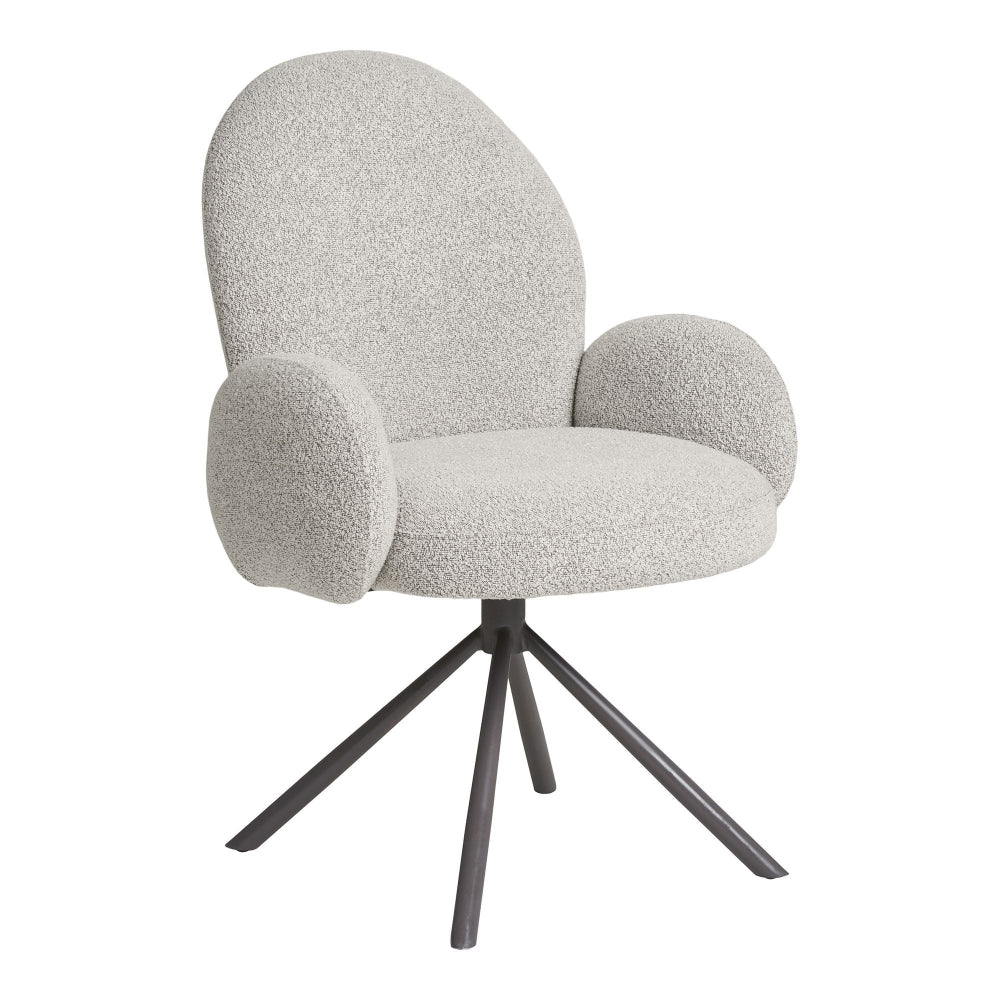 House Nordic Lana eetkamerstoel met armleuningen in zandkleurige bouclé stof en grijze metalen poten, draaibaar design.