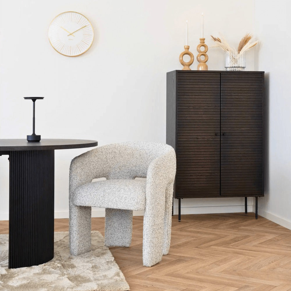 House Nordic Lyneham LED tafellamp in zwart op een moderne eettafel in een stijlvol ingericht interieur met kast en stoel.