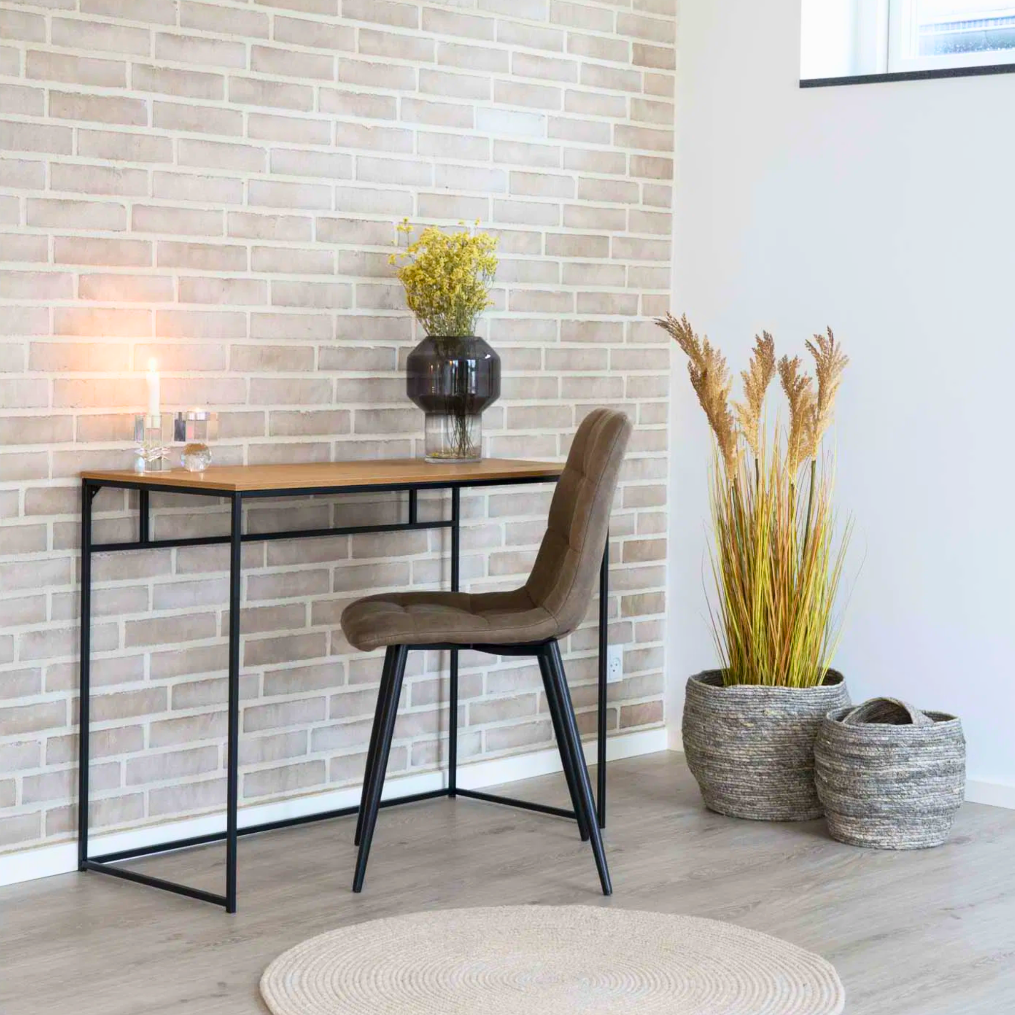 House Nordic Middelfart eetkamerstoel in lichtbruin microvezel met zwarte metalen poten aan houten bureau in modern Scandinavisch interieur.