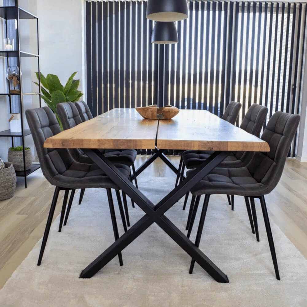 Set House Nordic Middelfart eetkamerstoelen in donkergrijs microvezel met zwarte metalen poten rond houten eettafel in modern interieur.