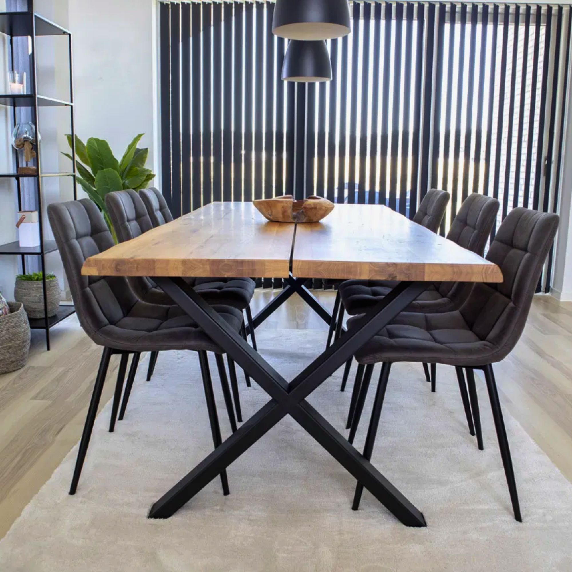 Set House Nordic Middelfart eetkamerstoelen in donkergrijs microvezel met zwarte metalen poten rond houten eettafel in modern interieur.