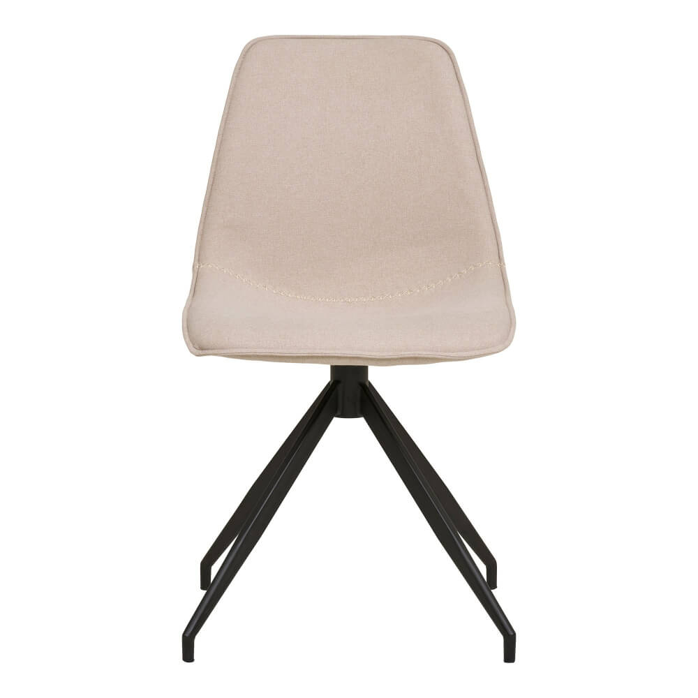 Vooraanzicht van de Monaco eetkamerstoel van House Nordic in zandkleurige stof met zwarte metalen poten, moderne draaistoel met Scandinavisch design.