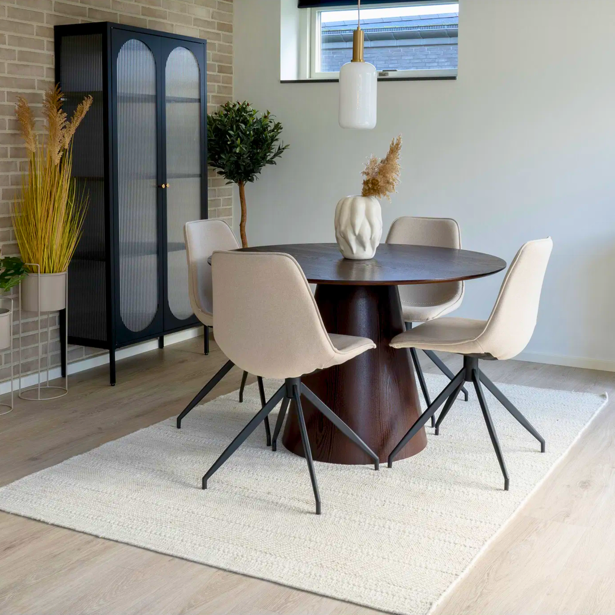 Monaco eetkamerstoelen van House Nordic in zandkleur rond een houten eettafel in Scandinavisch interieur, moderne eetkamer met natuurlijke tinten.