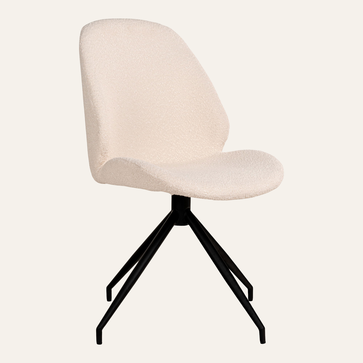 Zijaanzicht van de Monte Carlo eetkamerstoel in witte bouclé stof met zwarte metalen draaivoet – modern Scandinavisch design van House Nordic. Beige achtergrond.