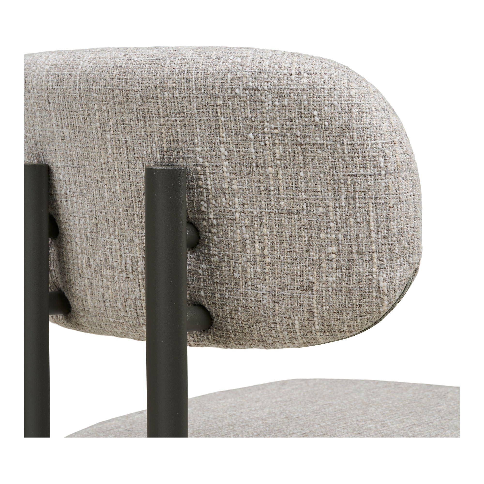 Detail van de House Nordic Royan eetkamerstoel in lichtgrijze stof met metalen frame – close-up van rugleuning en poten.