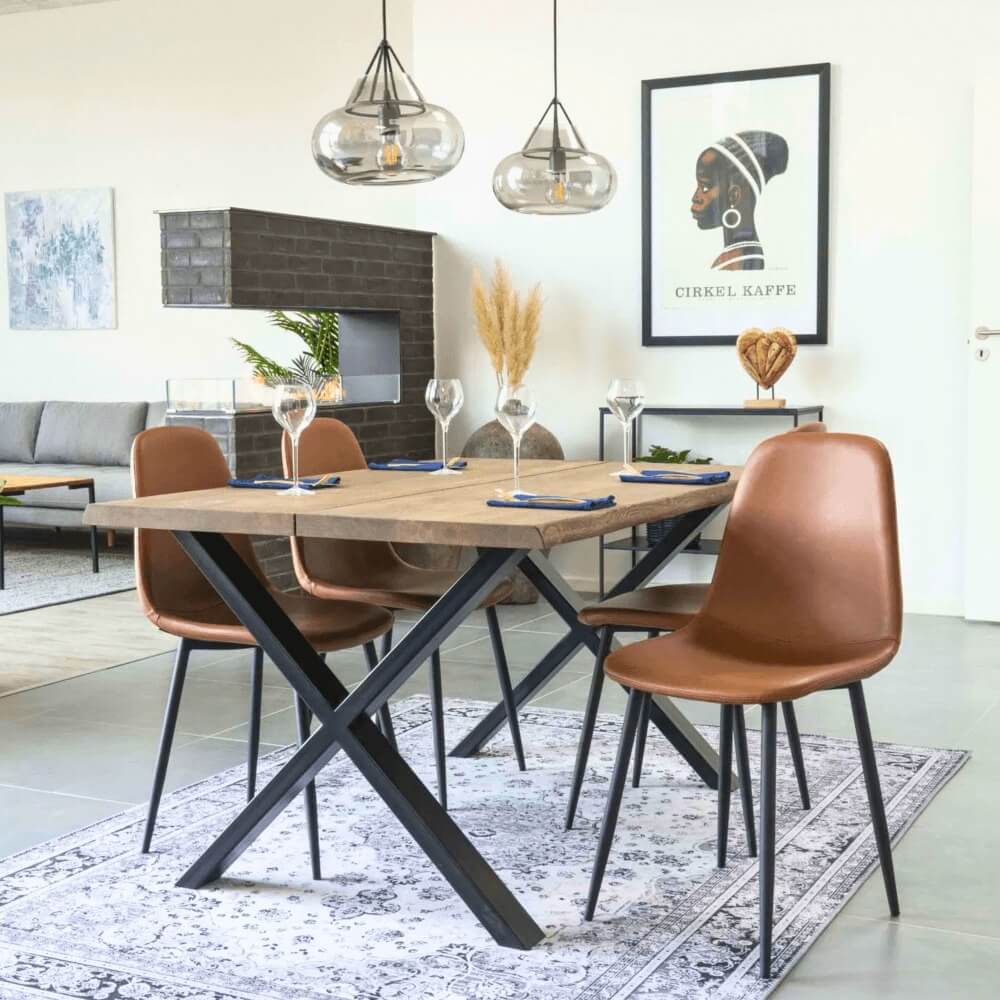 Moderne eethoek met House Nordic Stockholm eetkamerstoelen in bruin PU-leer en zwarte poten, Scandinavisch interieurdesign.