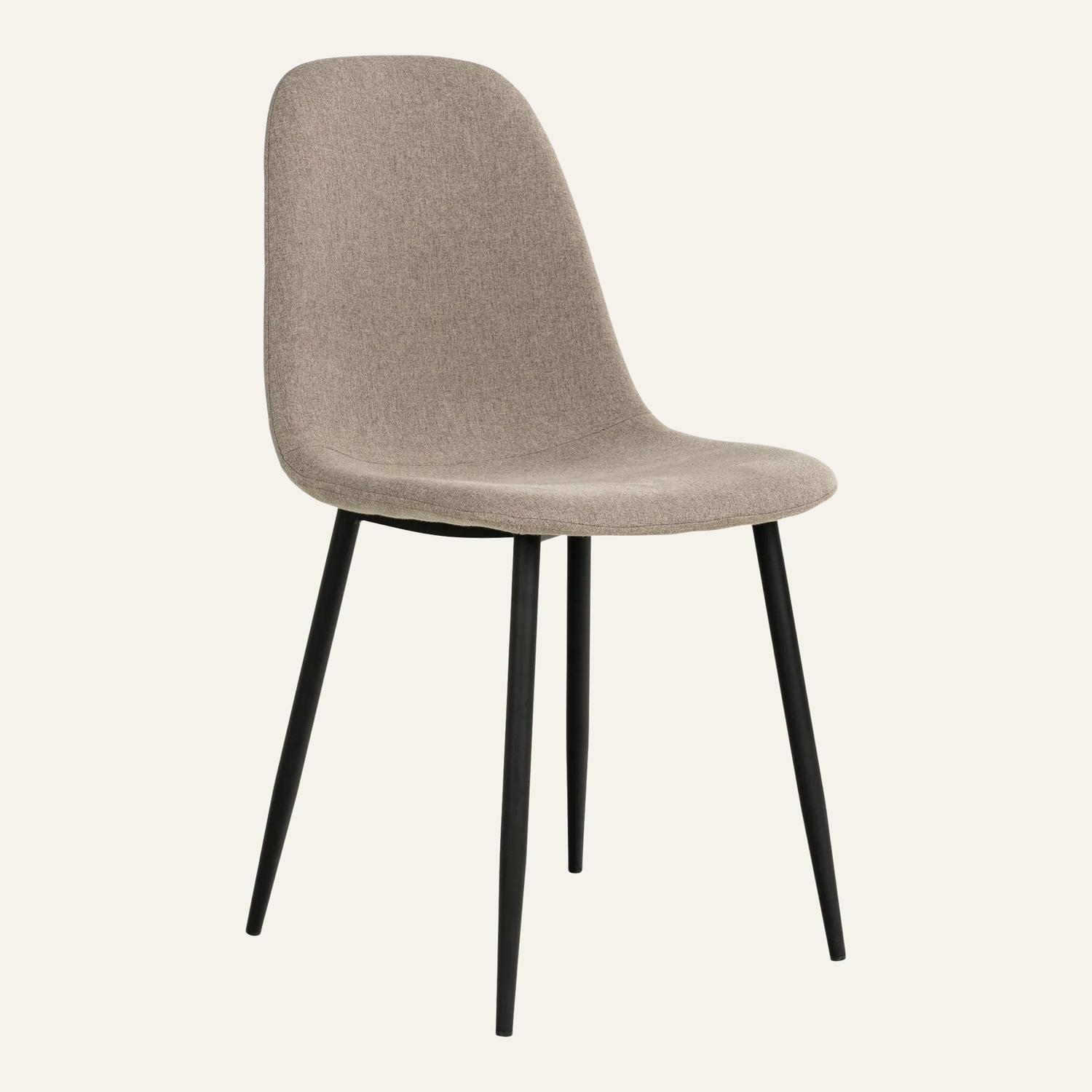 House Nordic Stockholm eetkamerstoel in steenkleurige polyester bekleding met zwarte metalen poten – modern Scandinavisch design. Met een beige achtergrond.