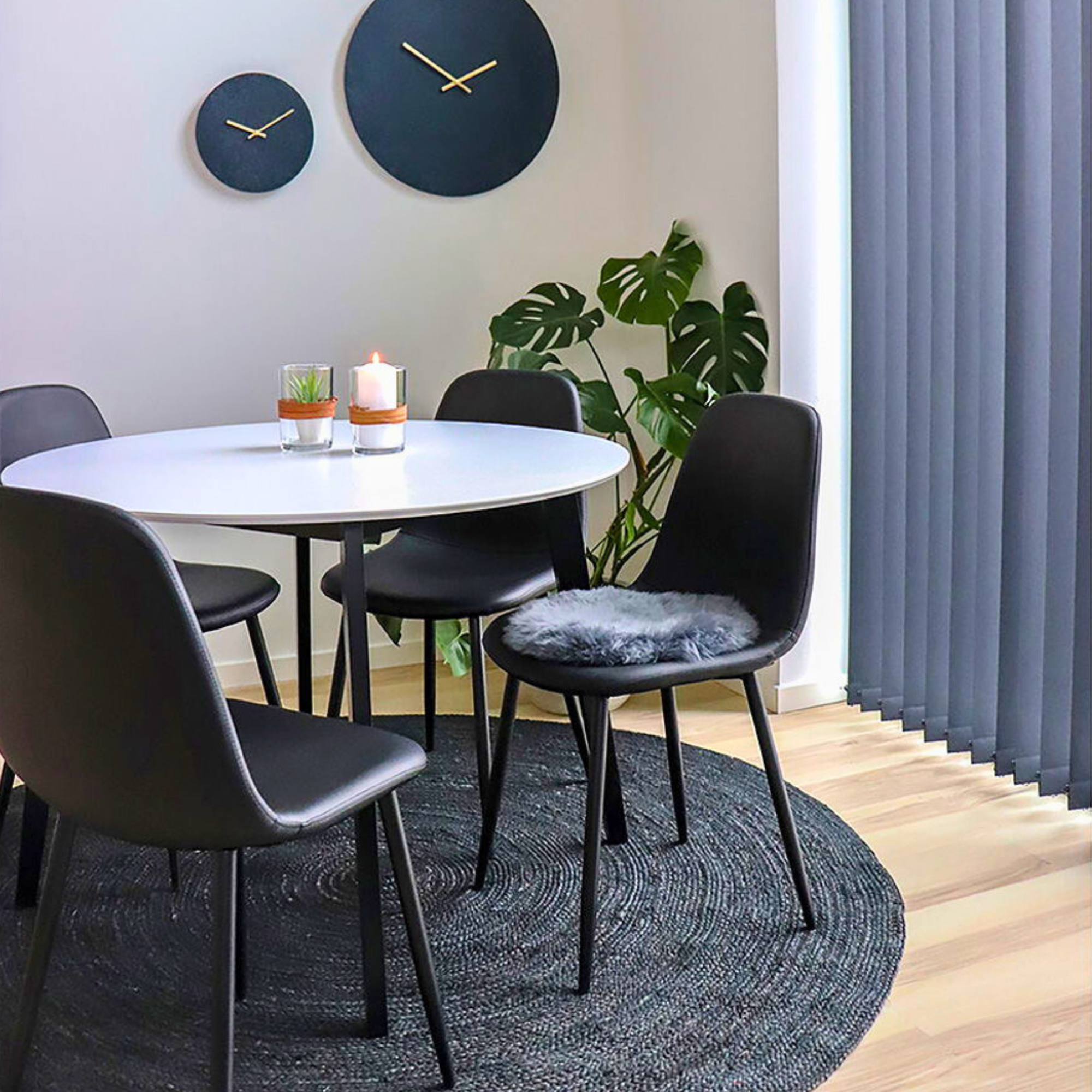 Zwarte leren House Nordic Stockholm eetkamerstoelen set van 2, rond witte eettafel met Scandinavisch interieur – stijlvolle moderne eetkamerinspiratie.