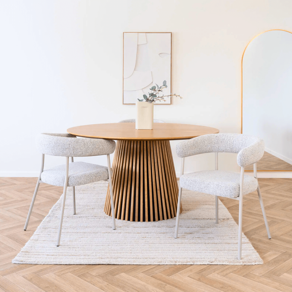 Set van twee Trivio eetkamerstoelen in zandkleurig bouclé rond een houten eettafel in Scandinavisch interieur. House Nordic.