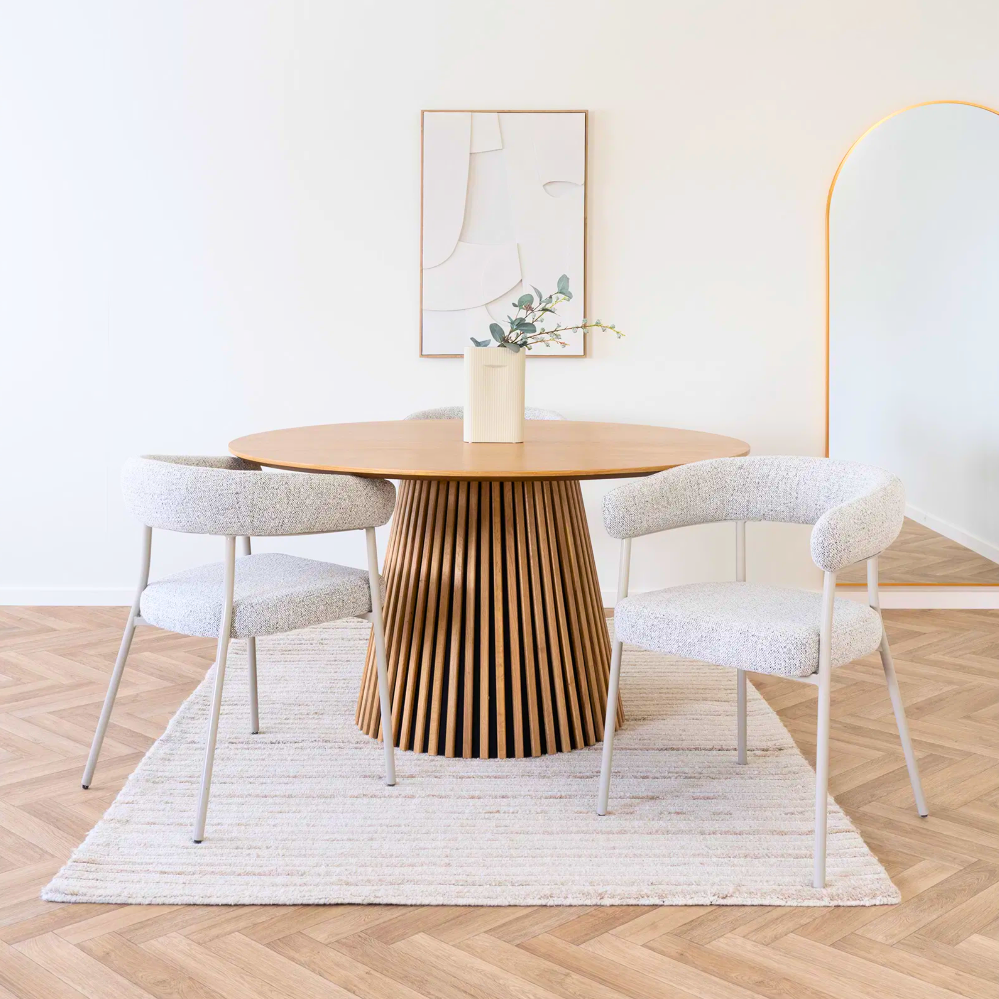 Set van twee Trivio eetkamerstoelen in zandkleurig bouclé rond een houten eettafel in Scandinavisch interieur. House Nordic.