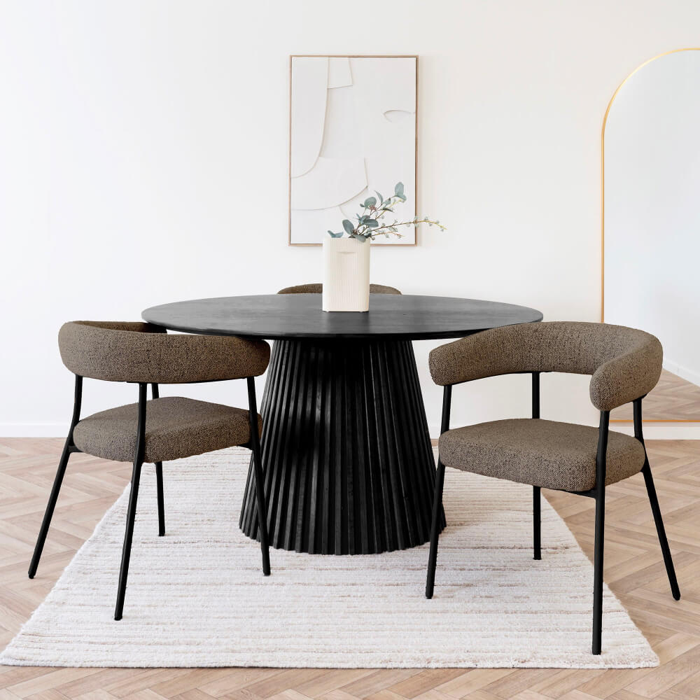 Set van twee Trivio eetkamerstoelen in bruin bouclé rond een houten eettafel in Scandinavisch interieur. House Nordic.