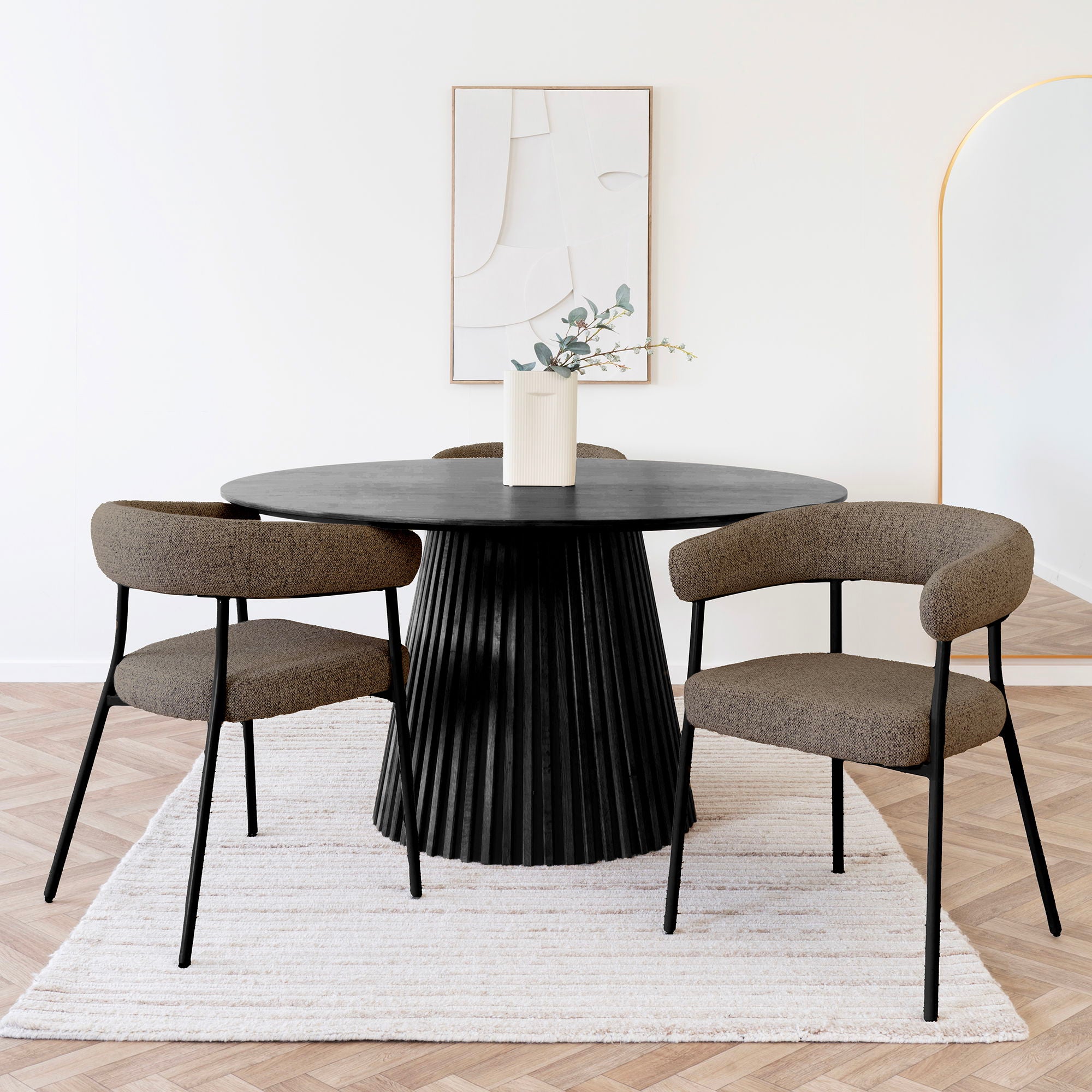 Set van twee Trivio eetkamerstoelen in bruin bouclé rond een houten eettafel in Scandinavisch interieur. House Nordic.