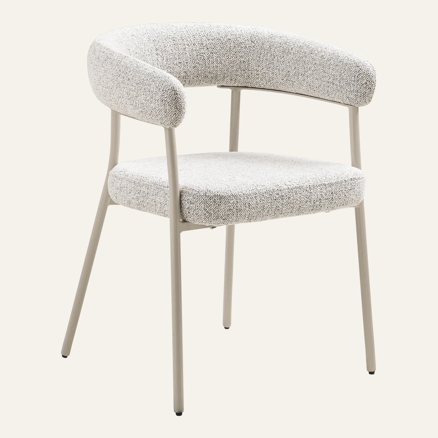 House Nordic Trivio eetkamerstoel in zandkleurige bouclé met grijze metalen poten – moderne Scandinavische eetkamerstoel. Met een beige achtergrond.