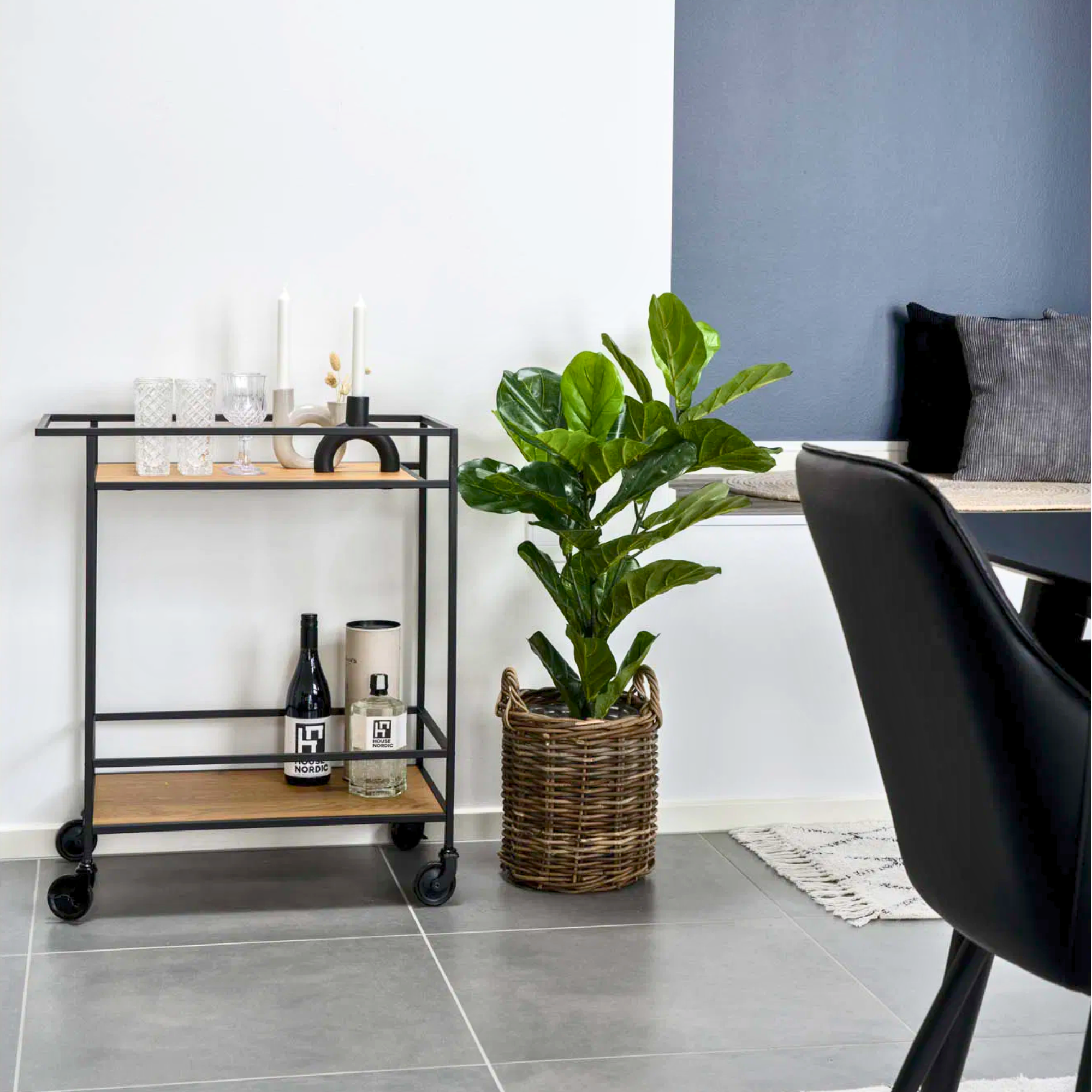 House Nordic Vita serveerwagen in bruin hout met zwart metalen frame – stijlvolle drankentrolley met decoratie en planten in Scandinavisch interieur.