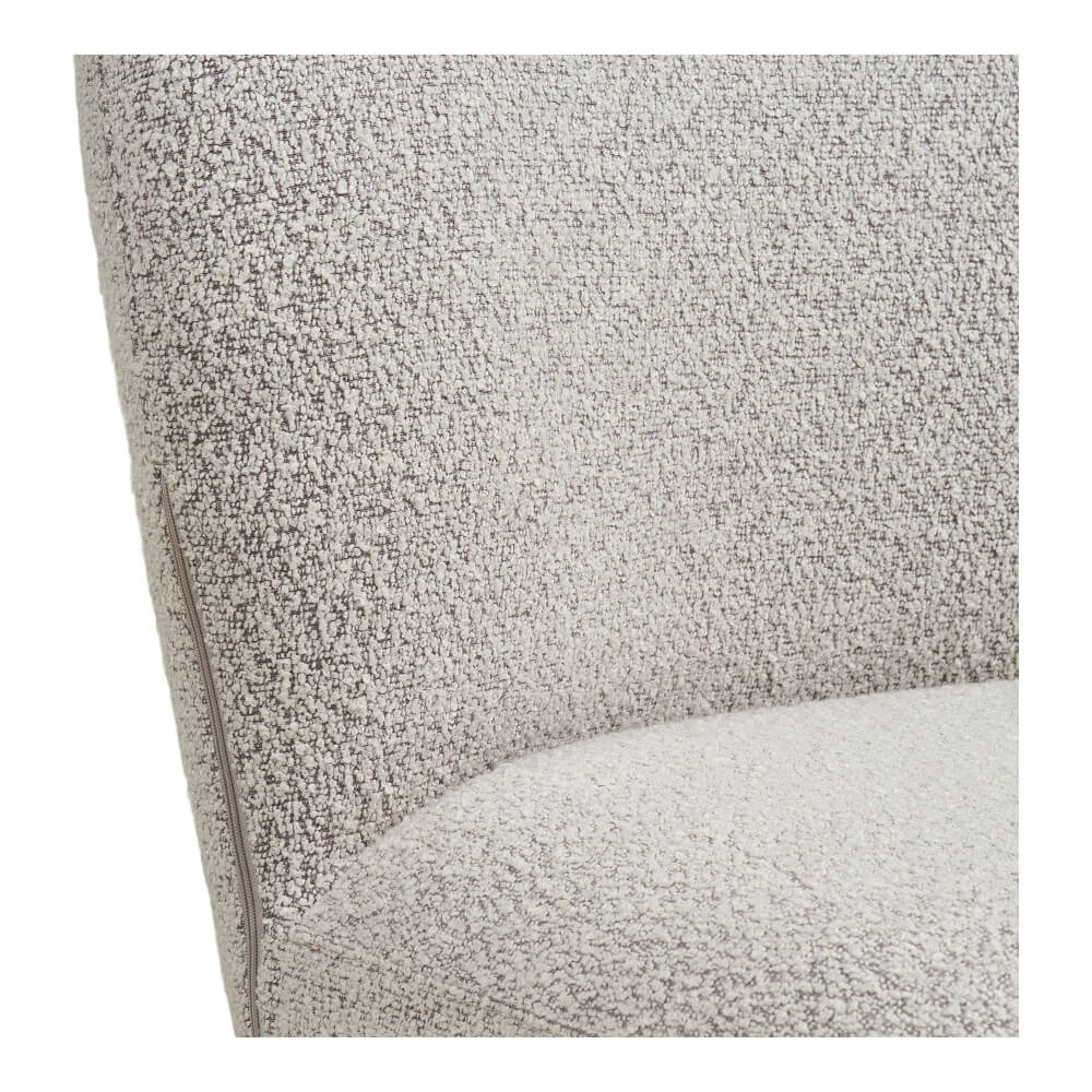 Detail van de zandkleurige bouclé stof van de Lana eetkamerstoel – zachte textuur en hoogwaardige afwerking van House Nordic.