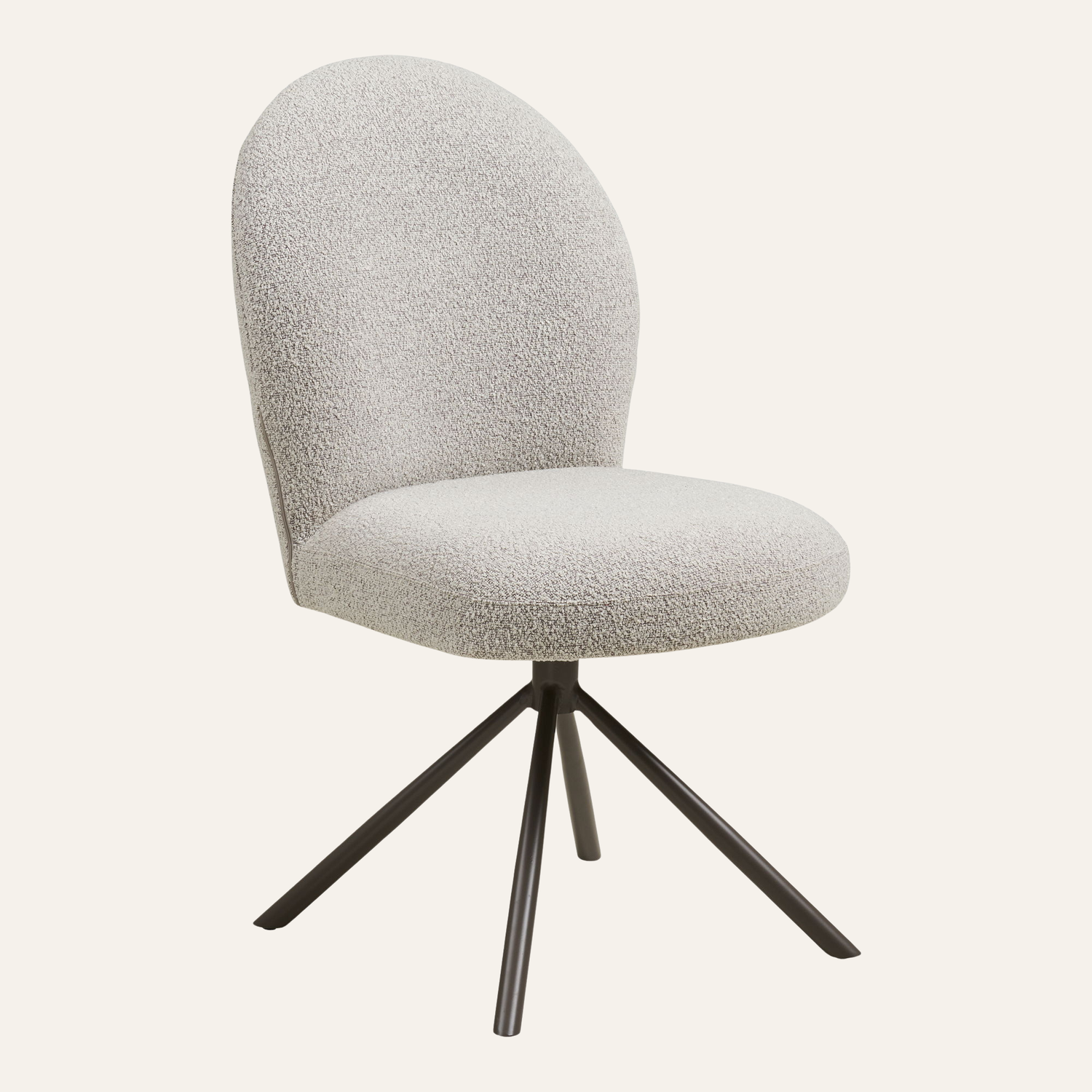 Lana eetkamerstoel in zandkleurige bouclé stof met zwarte stalen poten – moderne draaibare designstoel van House Nordic voor eetkamer of kantoor. Beige achtergrond.