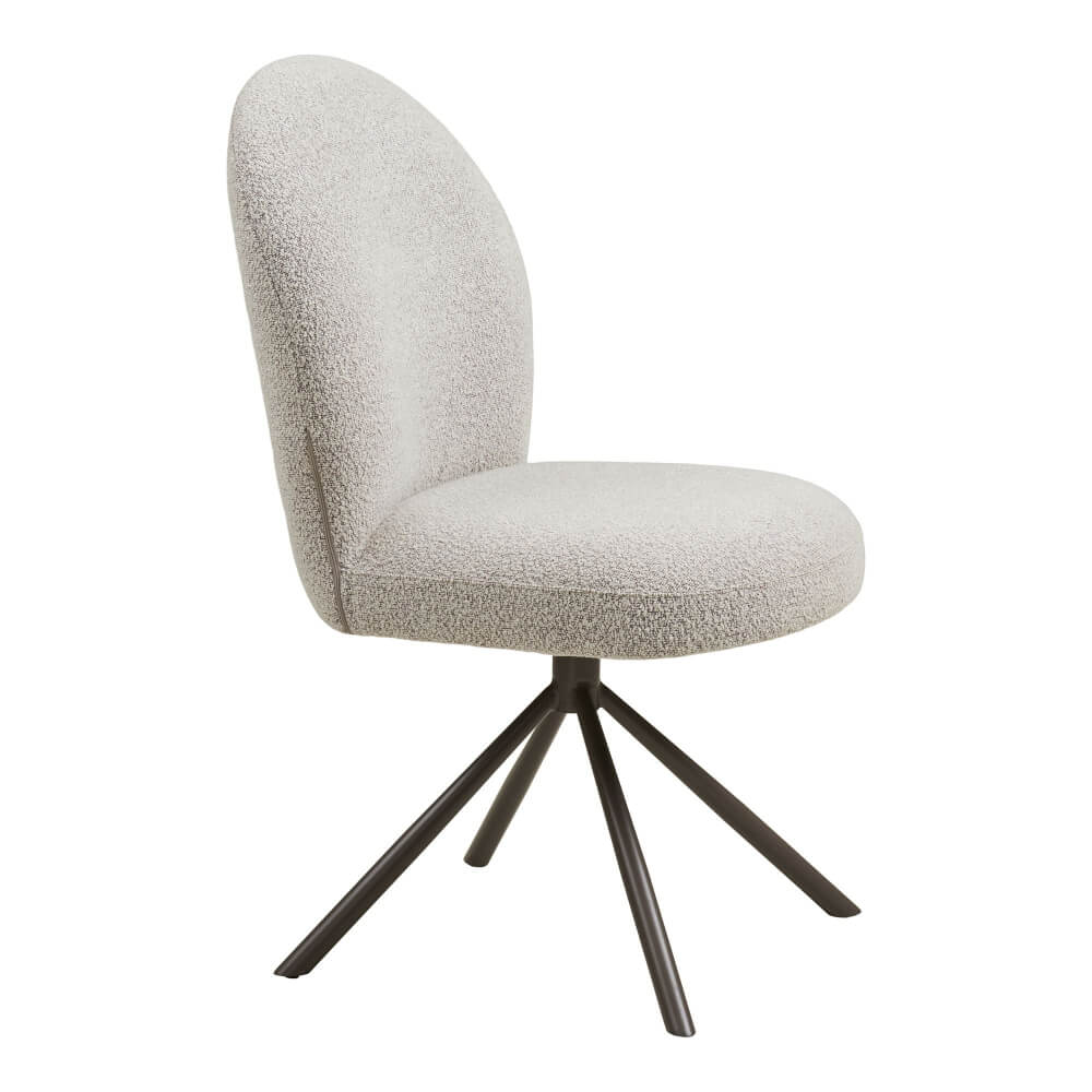Zijaanzicht van de Lana eetkamerstoel in zandkleurige bouclé stof met zwarte metalen poten – elegante draaibare eetkamerstoel van House Nordic.
