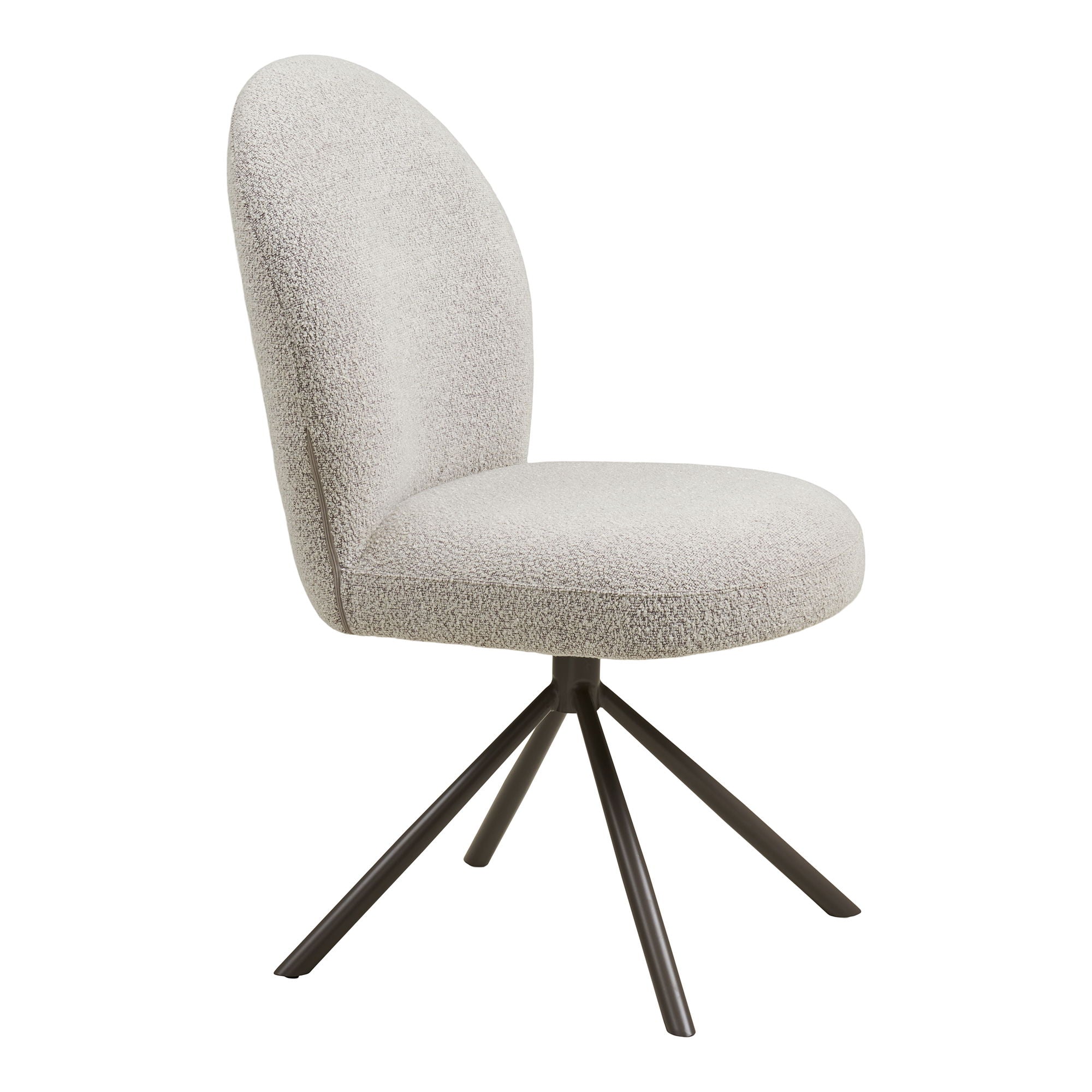 Zijaanzicht van de Lana eetkamerstoel in zandkleurige bouclé stof met zwarte metalen poten – elegante draaibare eetkamerstoel van House Nordic.