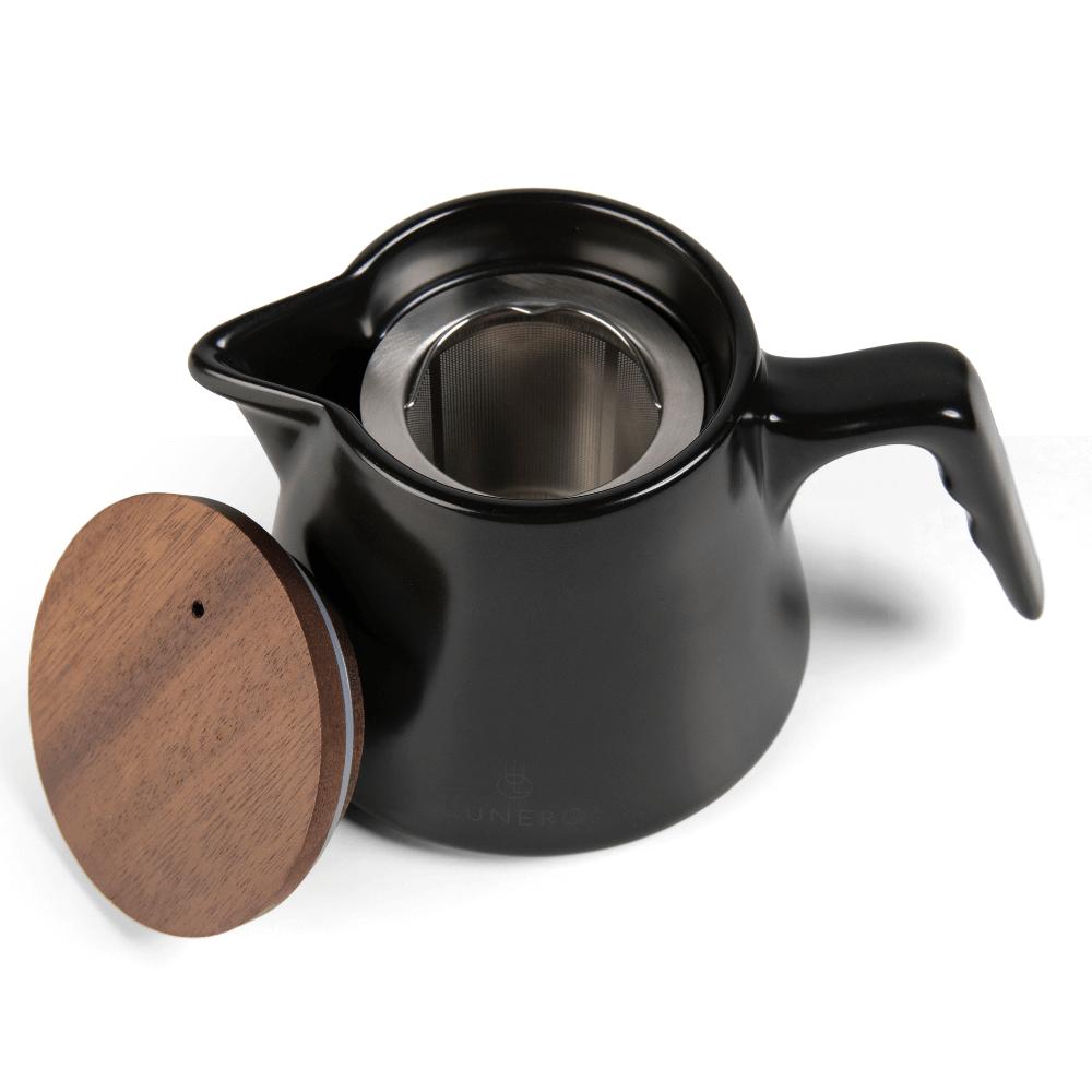 Zwarte keramische Lunero theepot met walnoothouten deksel en geïntegreerd theefilter.
