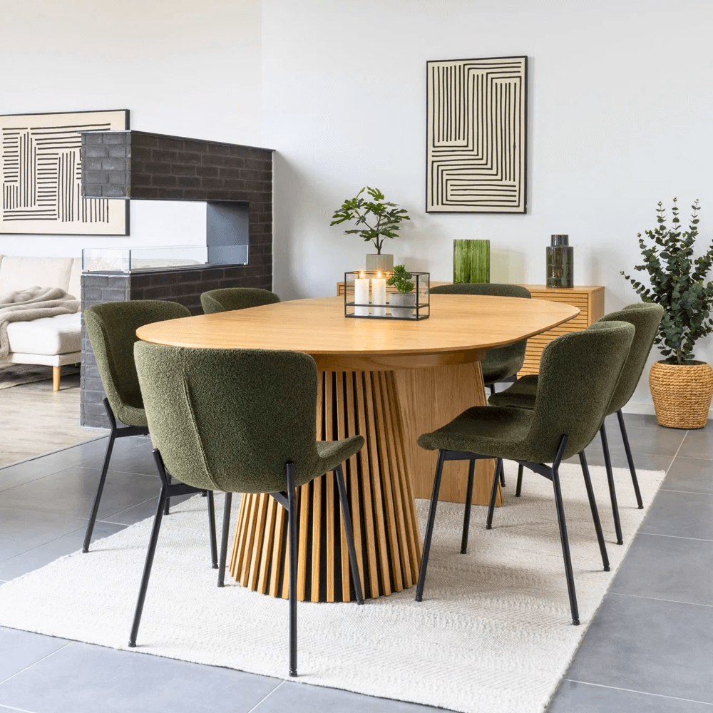 Set Maceda eetkamerstoelen in donkergroene bouclé met zwarte metalen poten van House Nordic, rond eettafel in modern Scandinavisch interieur.