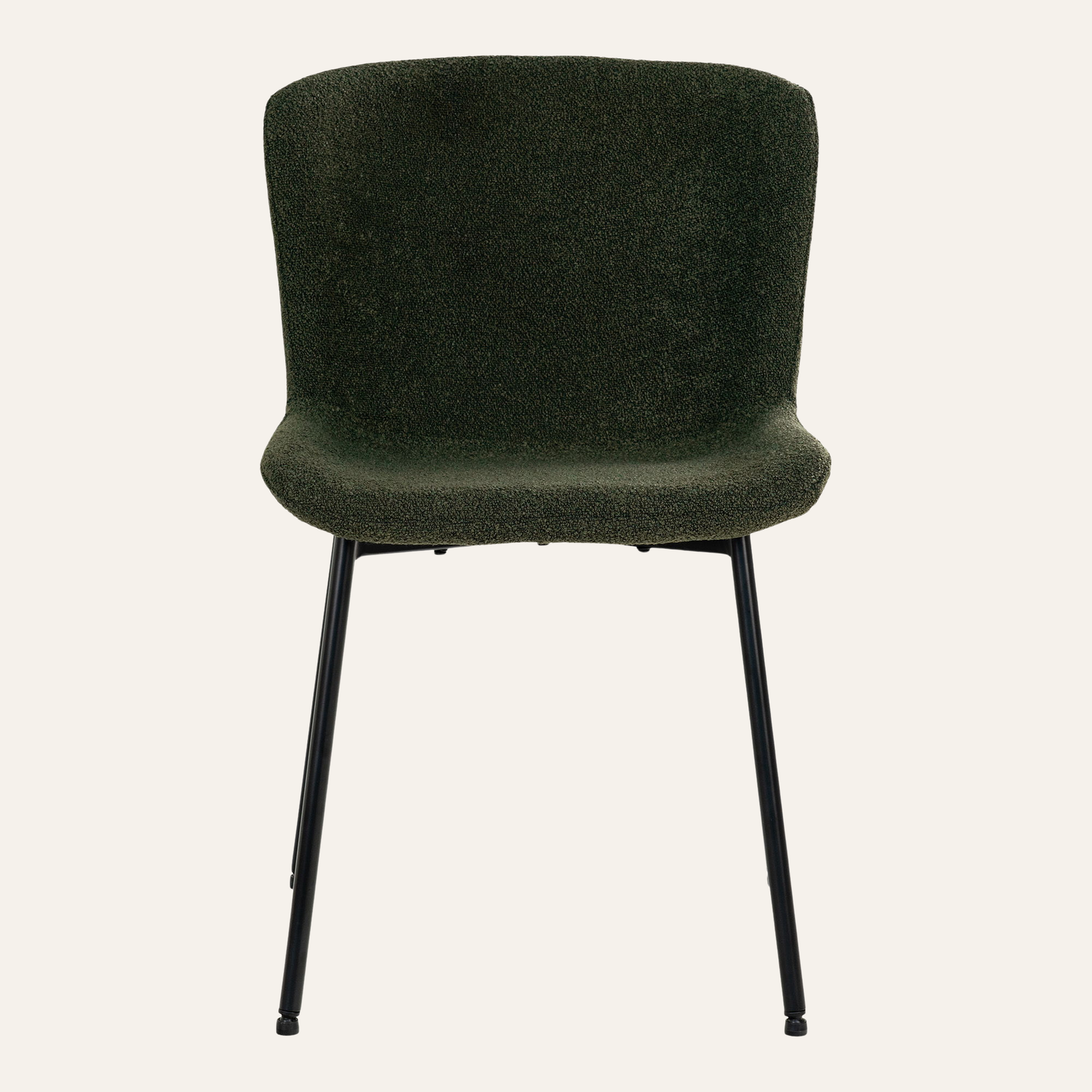 Vooraanzicht van de Maceda eetkamerstoel in donkergroen bouclé met zwarte metalen poten van House Nordic, Scandinavisch design voor de eetkamer. Beige achtergrond.
