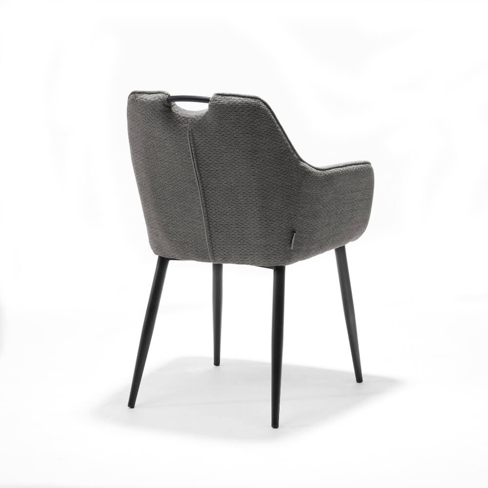 Achteraanzicht van de RV Design Adele armstoel in antraciet Retro Bliss stof met zwart metalen poten en geïntegreerd handvat, gefotografeerd op een witte achtergrond.