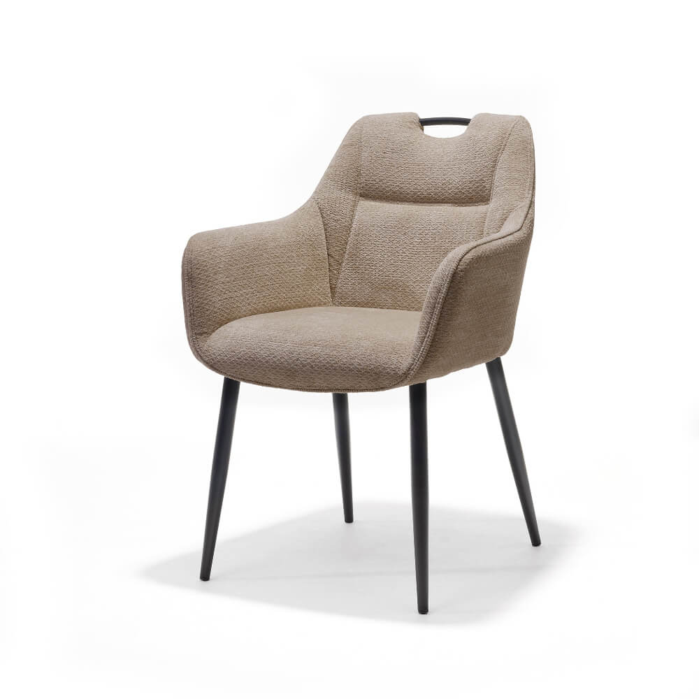 RV Design Adele armstoel in taupe Retro Bliss stof met ergonomische rugleuning en zwarte metalen poten, zijaanzicht op witte achtergrond.