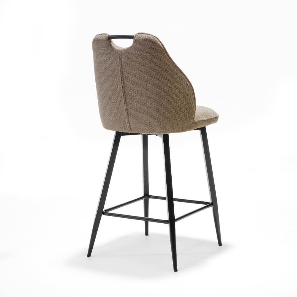 Achteraanzicht van de RV Design Adele barkruk in taupe Retro Bliss stof met zwart metalen poten en geïntegreerd handvat, gefotografeerd op een witte achtergrond.