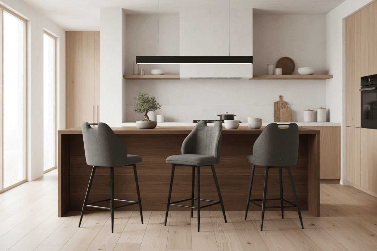 RV Design Adele barkrukken in antraciet Retro Bliss stof aan een Japandi keukeneiland met zwart metalen frame.