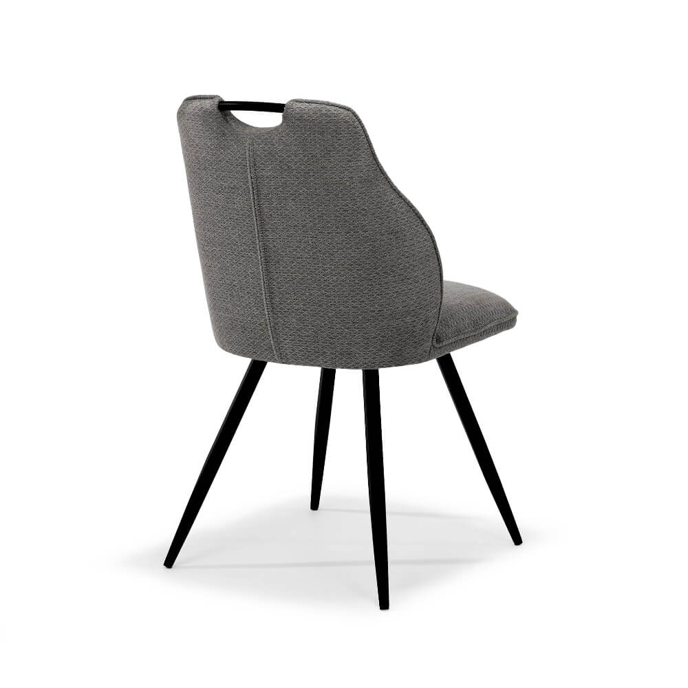 Achteraanzicht van de RV Design Adele eetkamerstoel in antraciet Retro Bliss stof met zwart metalen poten en geïntegreerd handvat, gefotografeerd op een witte achtergrond.