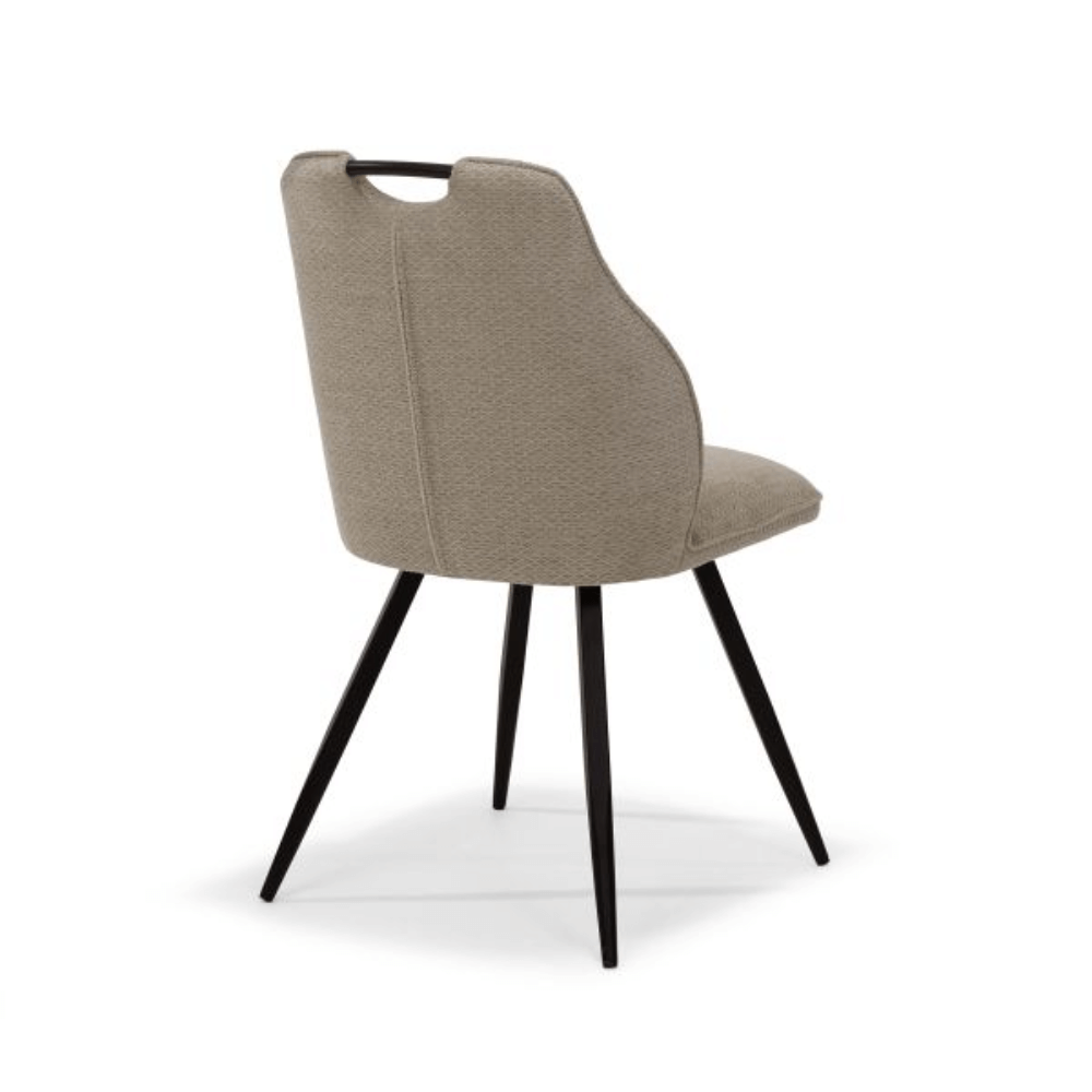 Achteraanzicht van de RV Design Adele eetkamerstoel in taupe Retro Bliss stof met zwart metalen poten en geïntegreerd handvat, gefotografeerd op een witte achtergrond.