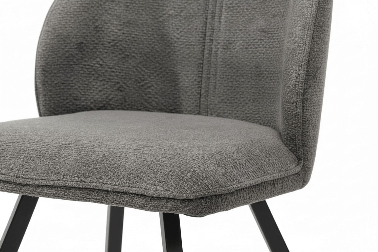 Detail van de zitting van de RV Design Adele eetkamerstoel in antraciet Retro Bliss stof met zachte textuur en hoogwaardige afwerking.