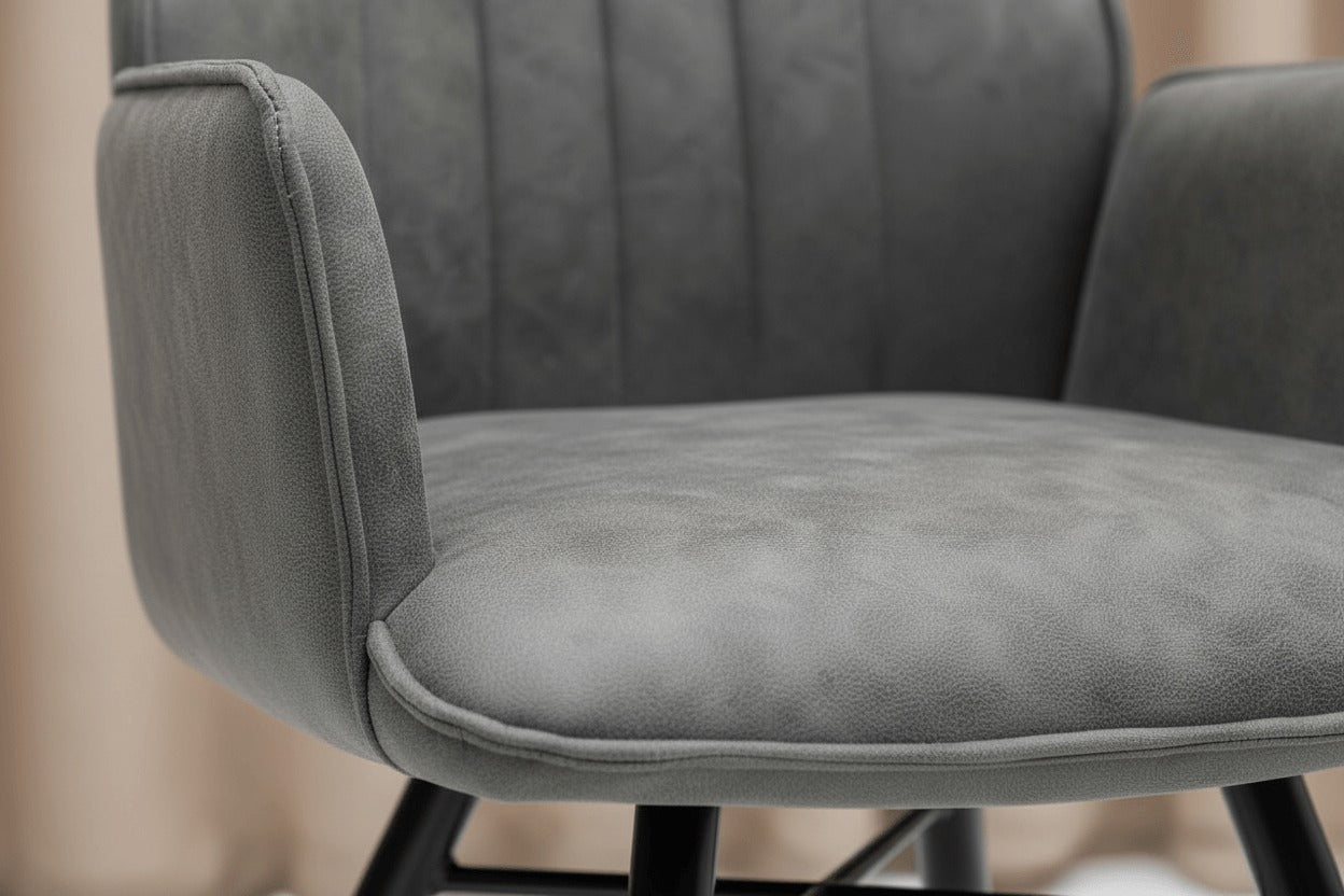 Detail van de zachte Soft stof van de RV Design Clark armstoel met verfijnde afwerking en comfortabele zit.