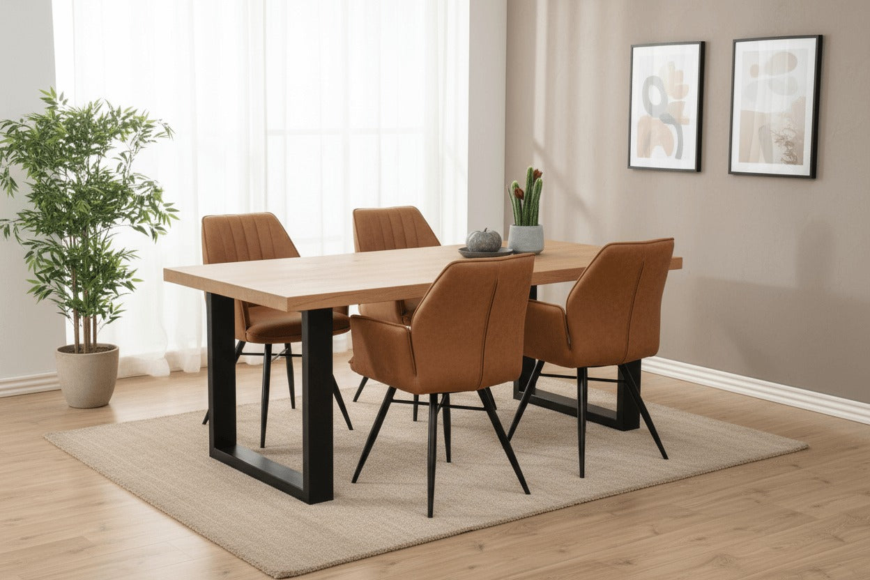 Vier RV Design Clark armstoelen geplaatst aan een houten eettafel in een modern en warm interieur.