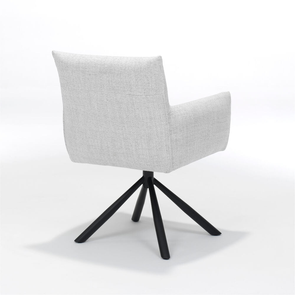 Achterzijde van de RV Design Focus armstoel in naturel Oasis stof met zwarte metalen draaivoet.