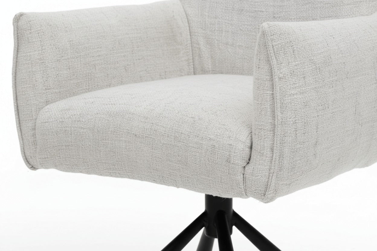 Detail van RV Design Focus armstoel met Oasis Shell stof, zachte zitting en armleuningen op zwarte metalen draaivoet.