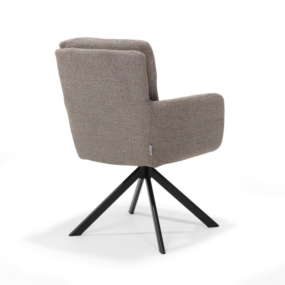 Achteraanzicht van de RV Design Fred armstoel in taupe retro bliss stof met zwarte metalen draaivoet.
