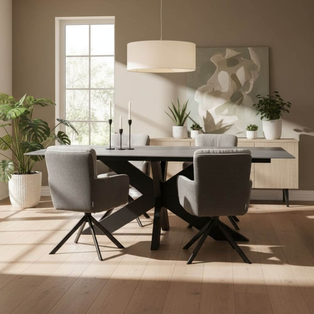 RV Design Fred armstoelen rond een moderne eettafel met zwarte draaivoet, 180 graden draaibaar voor comfortabel en stijlvol dineren.