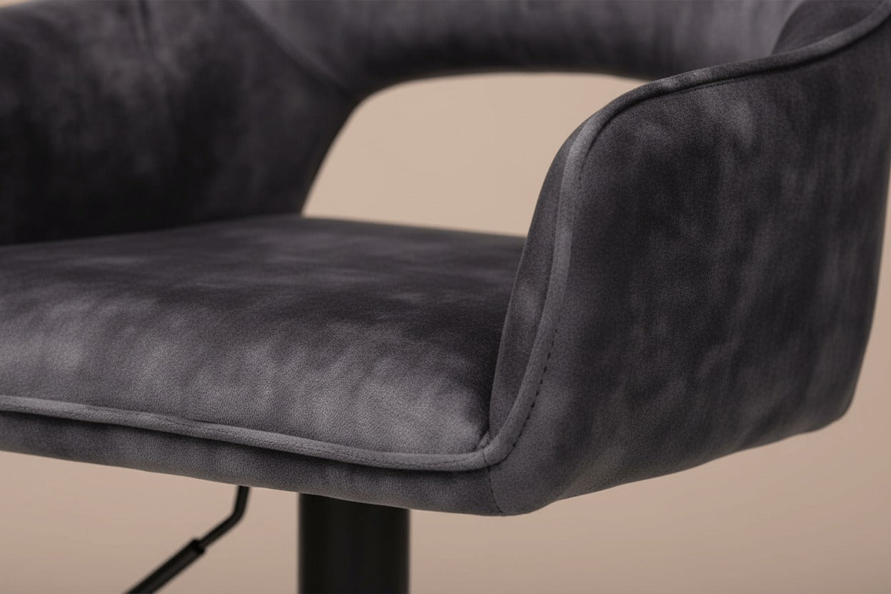 Detail van de RV Design Katy barkruk in Aurora velours antraciet met zachte stofstructuur en verfijnde afwerking.