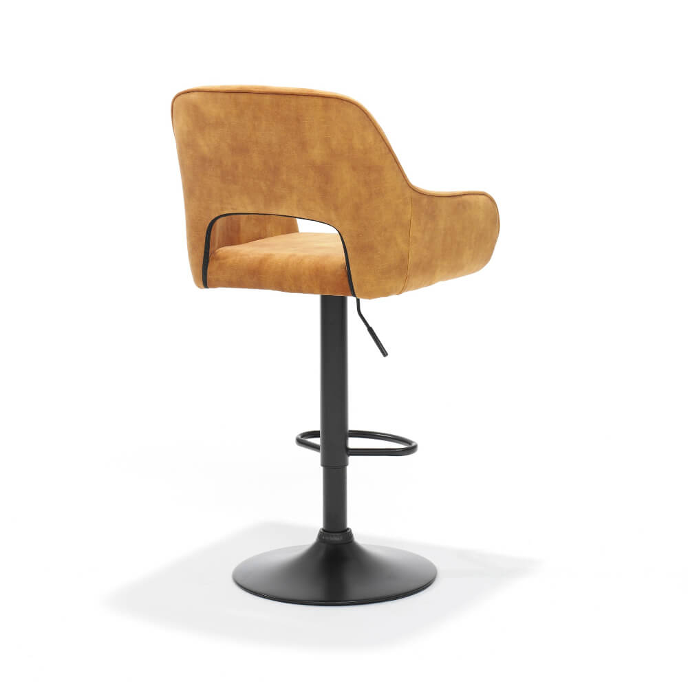 Achteraanzicht van de RV Design Katy barkruk in Aurora velours goud met zwart metalen onderstel.