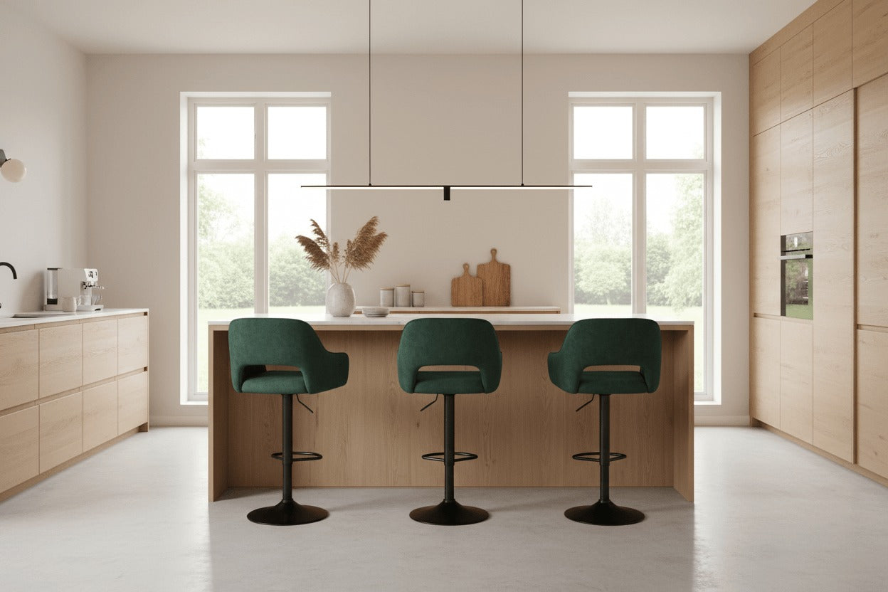 RV Design Katy barkrukken in Hunter groen aan een Scandinavische keuken met houten kookeiland en zwart metalen onderstel.