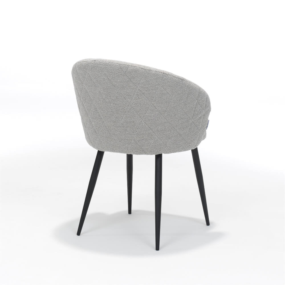 De RV Design Kelly stoel in naturel teddy stof met een zwart metalen onderstel. Achteraanzicht van De luxe eetkamerstoel.