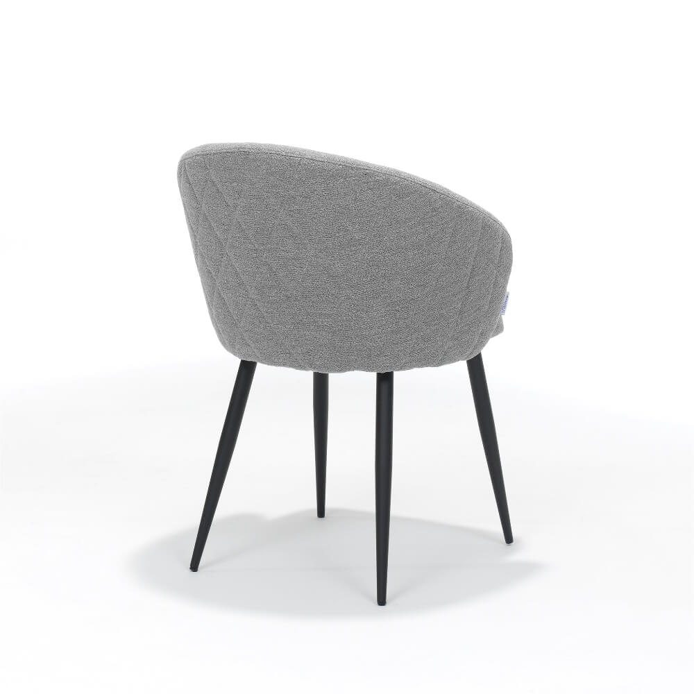 Achteraanzicht van de RV Design Kelly stoel in teddy stof met zwart metalen onderstel.