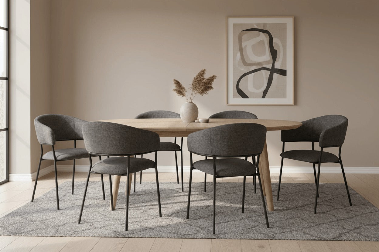 RV Design Liam armstoelen in antraciet rond een houten eettafel in een Scandinavische eetkamer met rustige, minimalistische styling.