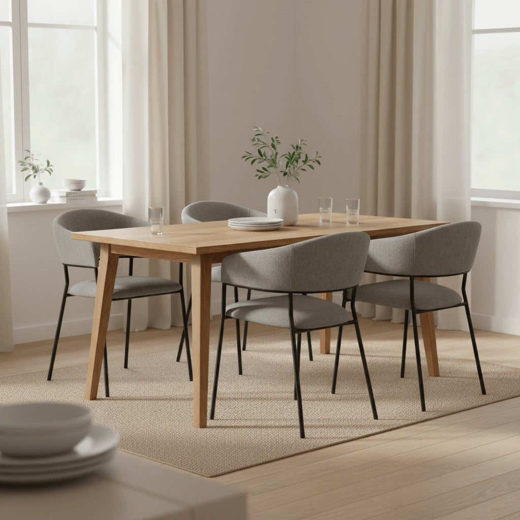 RV Design Liam armstoel in grijze Perfect Harmony stof rond een houten eettafel in een lichte, huiselijke eetkamer.