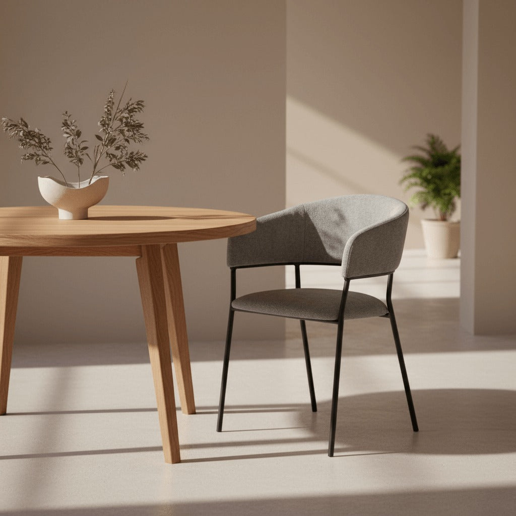 RV Design Liam armstoel in grijze Perfect Harmony stof naast een houten eettafel in een modern en minimalistisch interieur.