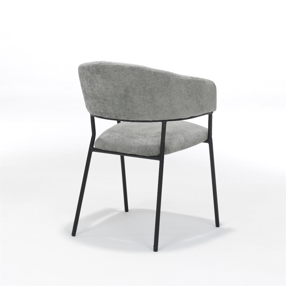 Achteraanzicht van de Liam armstoel van RV Design in grijs Perfect Harmony stof met zwart metalen onderstel. Modern en stijlvol ontwerp.